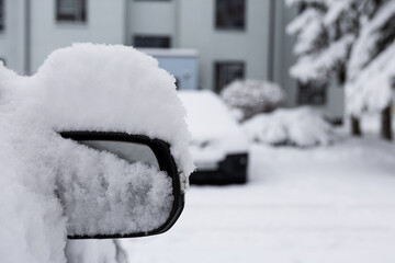 lusterko samochodu pokryte grubą warstwą śniegu © workszop