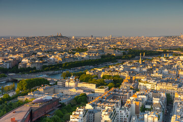 Le soleil se couche sur la ville e Paris