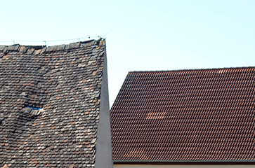 br&uuml;chiges Dach mit Biberschwanz Ziegeln