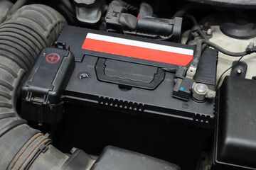 자동차 엔진룸 장착 배터리 클로즈업