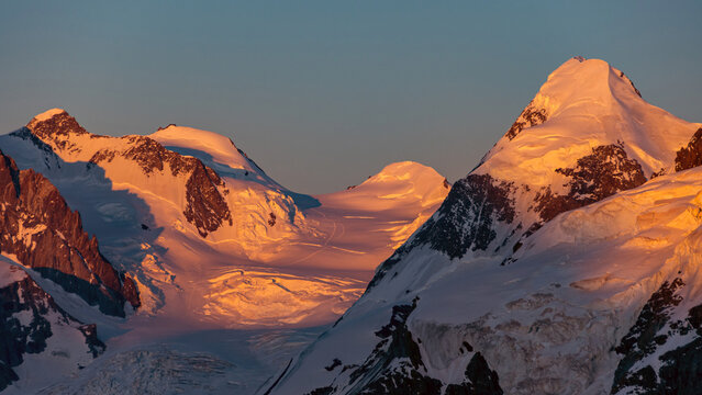 Tramonto sui Monte Rosa ed i suoi ghiacciai (con capanna margherita),  Valle d'Aosta, Italia. (Zumstein, Punta Gnifetti, Punta Parrot,Lyskamm)