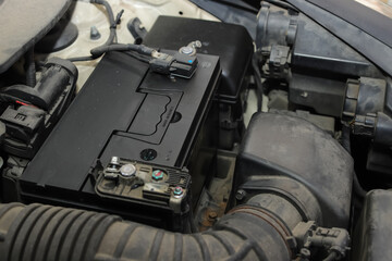 자동차 엔진룸 장착 배터리 클로즈업