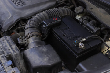 자동차 엔진룸 장착 배터리 클로즈업