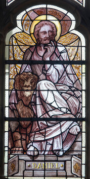 Stained glass (19th century) of Prophet Daniel and lion.