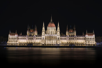 Fototapeta premium Hungarian Parliament Building illuminated at night in Budapest