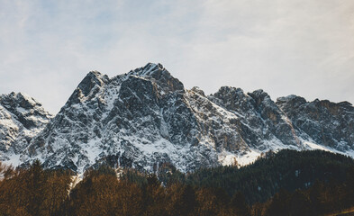 Obraz premium Snow-covered rocky mountain ridge in winter sunlight