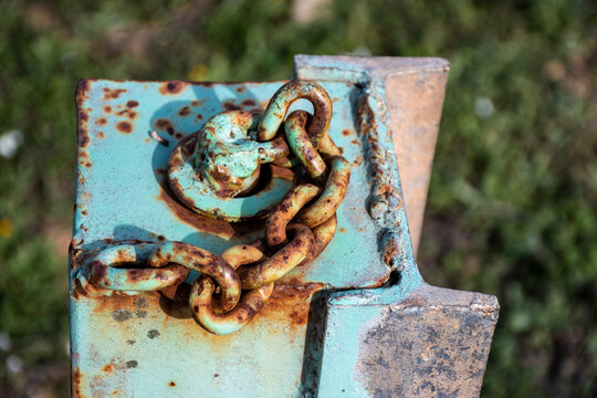 Pilona, viga de hierro vertical con una cadena de hierro acidada para impedir el paso