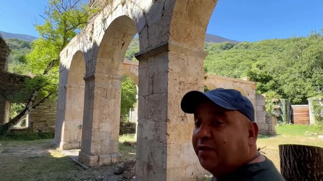 Bloguero caminando y hablando en claustro del Monasterio de San Pedro de Montes