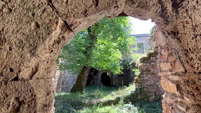 Ventana en ruinas del Monasterio de San Pedro de Montes