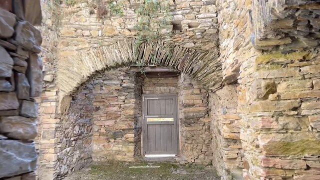 Hombre contemplando arcos en Monasterio de San Pedro de Montes
