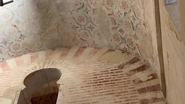 Pinturas moz&aacute;rabes en la Iglesia de Pe&ntilde;alba de Santiago