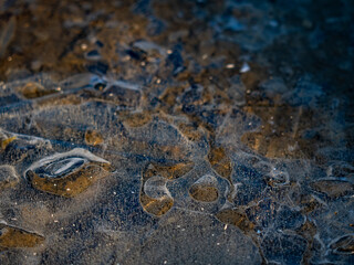 Formen im Eis auf gefrorenem Boden