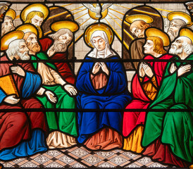 Obraz premium Stained glass (19th century) of Pentecost Sunday: The Holy Spirit Comes and descending on disciples as Tongues of Fire.