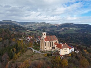 Fototapeta premium Wallfahrtskirche Mariä Geburt in Pöllauberg, Pöllautal, Steiermark