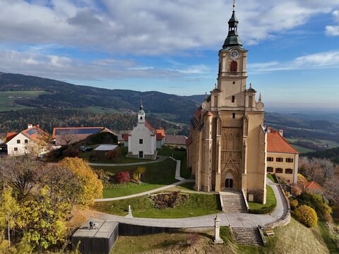 P&ouml;llauberg mit der Wallfahrtskirche Mari&auml; Geburt, Steiermark