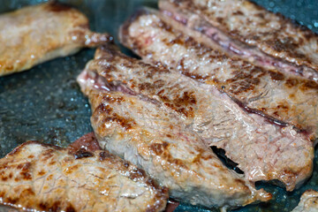 焼き色が食欲をそそる肉のクローズアップ