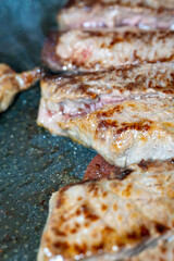 焼き色が食欲をそそる肉のクローズアップ