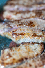 ジューシーに焼けた肉のクローズアップ