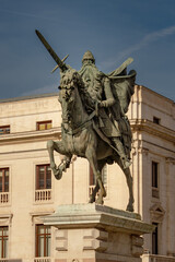 Obraz premium Majestic Equestrian Bronze Statue of El Cid (Rodrigo Díaz de Vivar) in Burgos, Spain