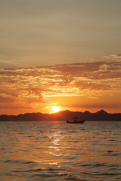 El sol saludando al bote