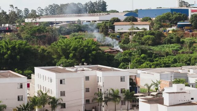 fuma&ccedil;a distante na mata no meio da cidade, pequena fogueira chacara no meio da cidade  - Distant smoke in the woods in the middle of the city, small campfire in the middle of the city.