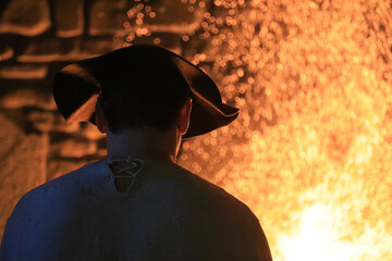 trabajador de hierro forjando hierro caliente en la fragua ferrón país vasco forja medieval legazpi 4M0A4939-as25