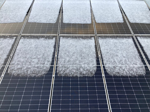paneles solares cubiertos de nieve energ&iacute;a renovable l&iacute;mpia verde IMG_3595-as25