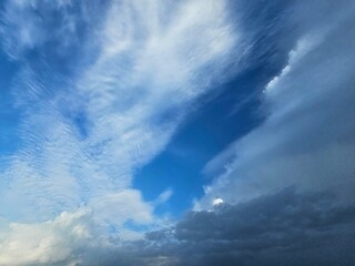 Obraz premium Deep Blue Sky with Streaked Clouds on a Clear Day