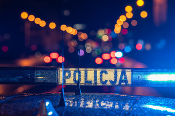 Policyjne światła na radiowozie alarmowo w nocy.  © FotoDax