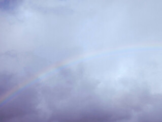 Naklejka premium Rainbow on a dark blue sky background