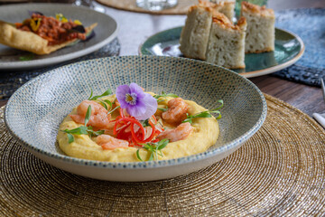 Italian food, gemberetti polenta