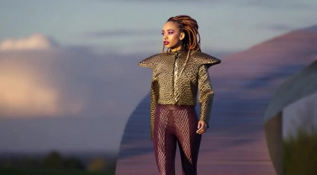 modelo futurista caminhando em passarela surreal ao nascer do sol