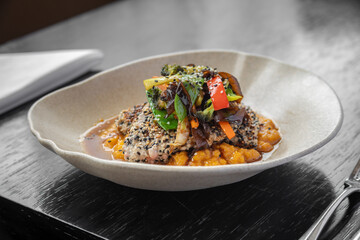 Tuna with sesame crust