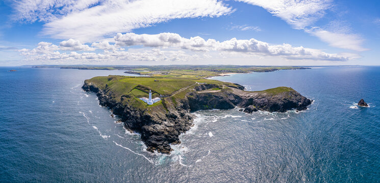 Luftaufnahme als weites Panorama vom Leuchtturm Trevose Head Lighthouse in der Grafschaft Cornwall in England