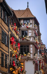 Obraz premium Teddy bear ornaments on half timbered houses, Strasbourg Christmas Market France