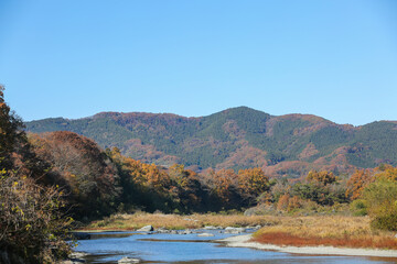 川と山と紅葉