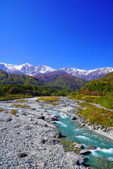 秋の白馬村から眺めた三段紅葉