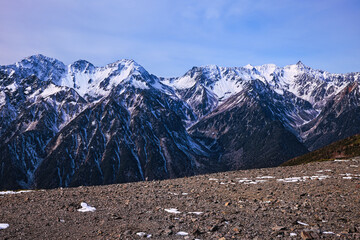 冠雪の北アルプスの穂高連峰と槍ヶ岳