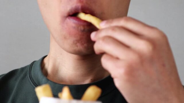 フライドポテトを食べる日本人男性の動画