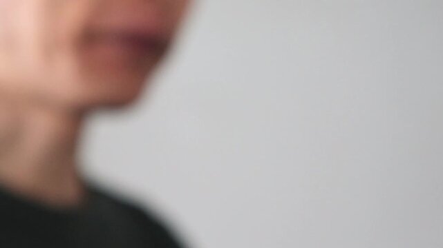 フライドポテトを食べる日本人男性の動画