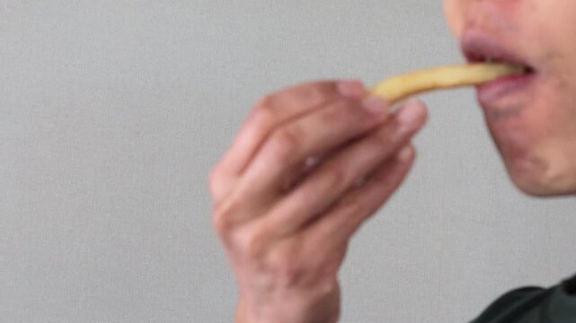 フライドポテトを食べる日本人男性の動画