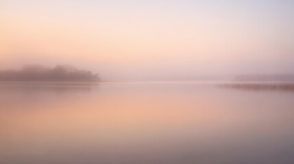 Fototapeta premium 朝霧のグラデーションが包む静寂の湖 / Silent Lake Draped in Gradient Morning Mist 