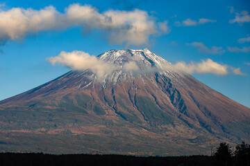 晩秋の富士山麓朝霧高原のキャンプ場から富士山の絶景　　静岡県富士宮市　日本