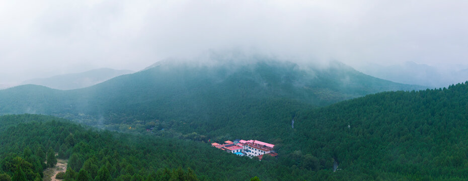 Aerial view of the Yunmen Mountain range in autumn, with mist swirling around the buildings.