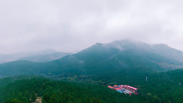 Aerial view of the Yunmen Mountain range in autumn, with mist swirling around the buildings.
