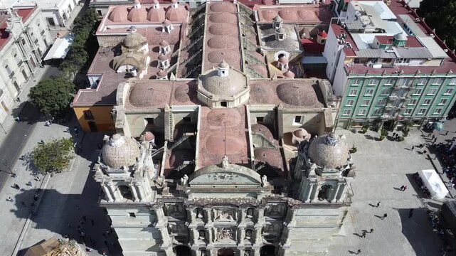 Roof and facade of the Oaxaca Cathedral. Oaxaca de Ju&aacute;rez, Oaxaca, M&eacute;xico