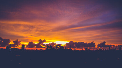 Vibrant Evening Sky with Dramatic Cloudscape