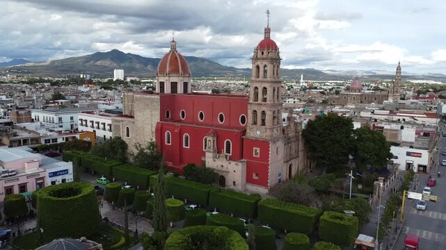Parish of Santiago Ap&oacute;stol in downtown Silao. Cubilete hill on the background. Silao, Guanajuato, M&eacute;xico