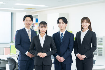 オフィスで働く若いビジネスマン