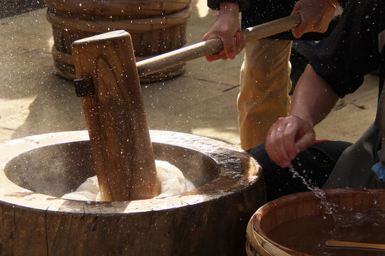 正月準備の餅つき　日本の伝統行事